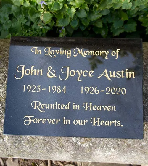 Gold text does look amazing on black granite. Granite Memorial Gold Text