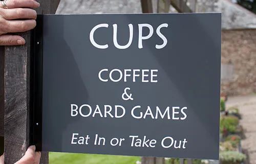 Made with T-channel on one side of aluminium composite. Projecting Sign