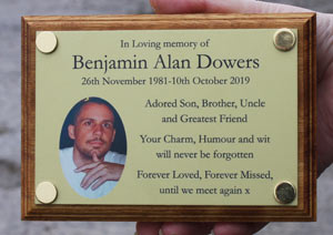 Anosided aluminium photo memorial with gold background.