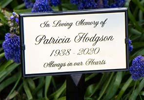 All-in-one memorial plaque with plaque holder.