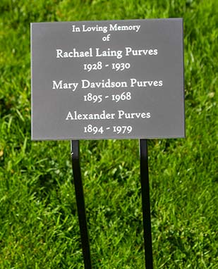 Engraved memorial fixed to metal plate with double angled spikes. Engraved memorial fixed to metal plate with double angled spikes.