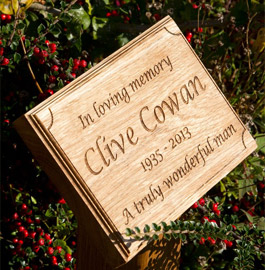 Wooden memorial on oak post 1309.LW.062